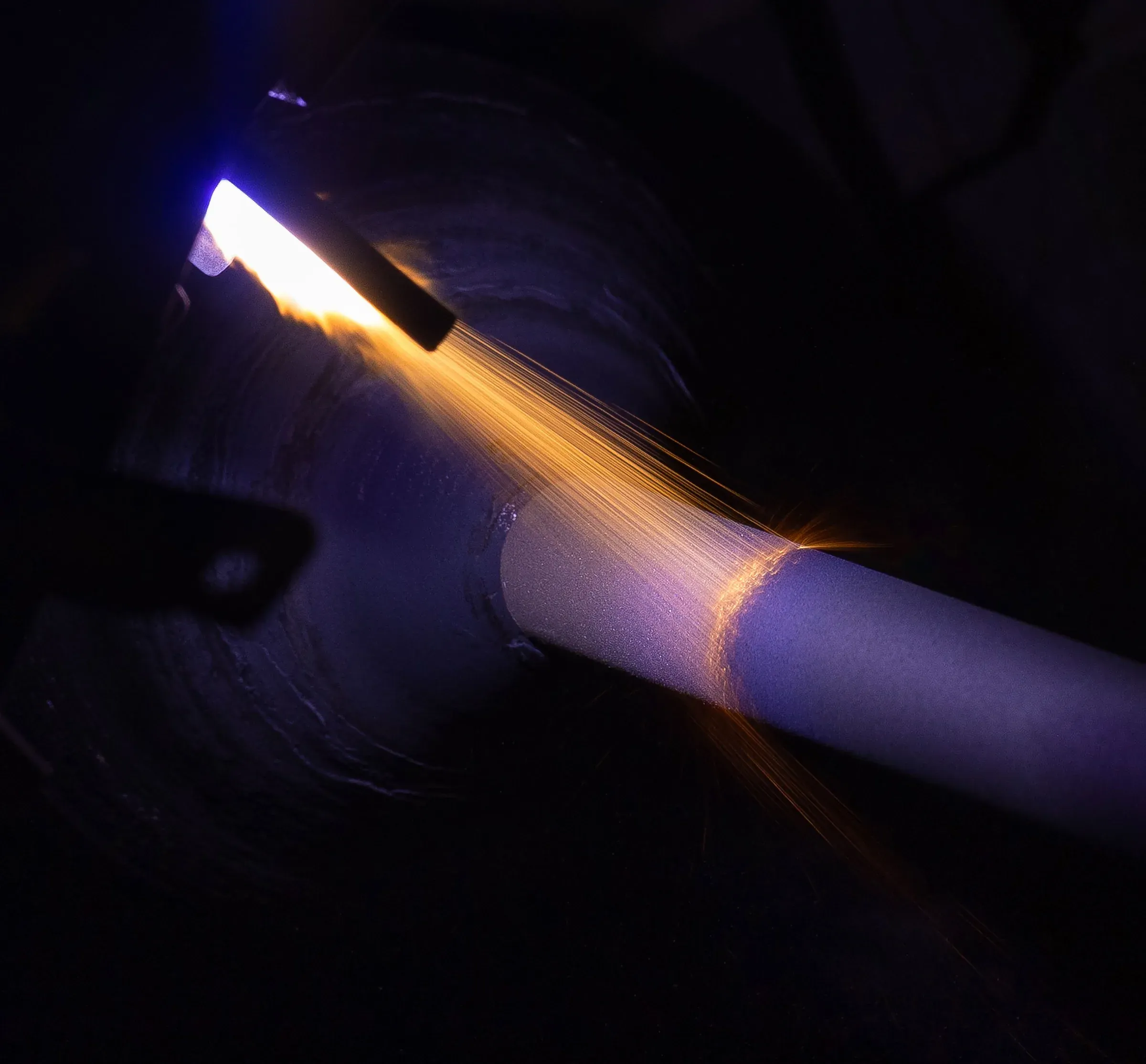 Flame powder spray applying a coating to a component