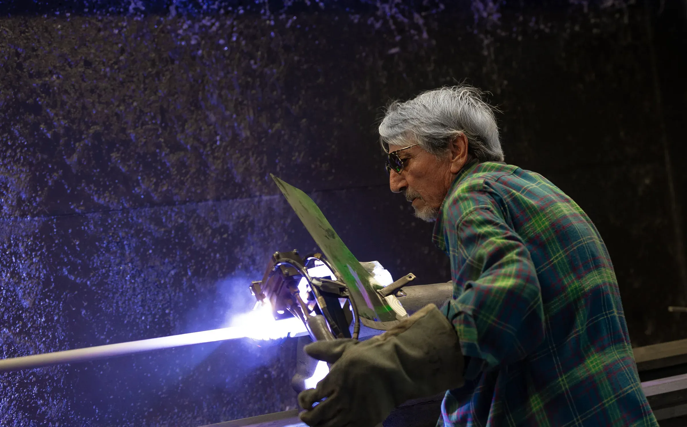 Flame wire spray depositing a metallic coating