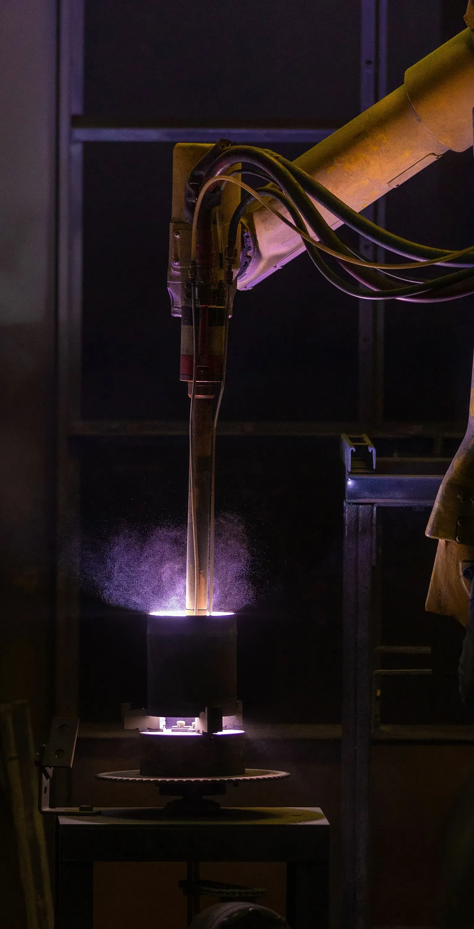 Internal diameter spray gun coating the bore of a component
