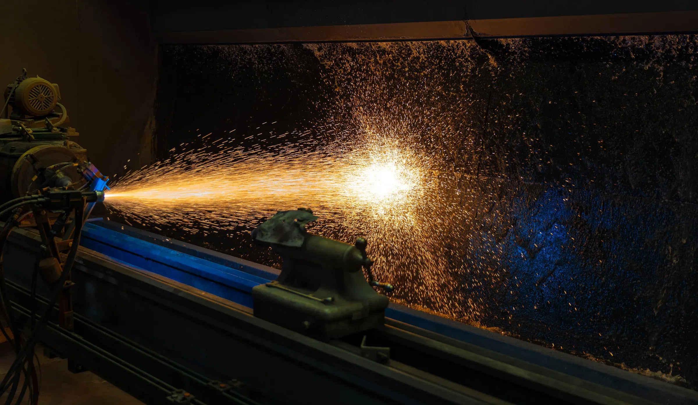 Thermal spray gun traversing a long component on a linear track